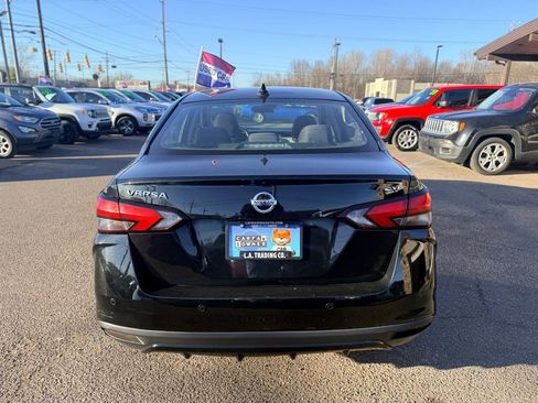 Used 2021 Nissan Versa SV image 3