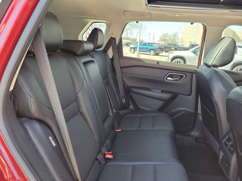 Used 2021 Nissan Rogue SV w/ Premium Package image 9