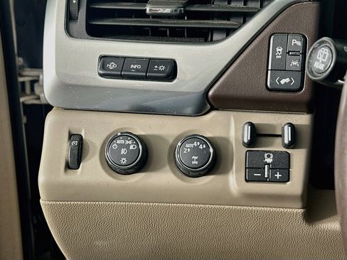 Used 2017 Chevrolet Suburban Premier AWD/4WD image 17