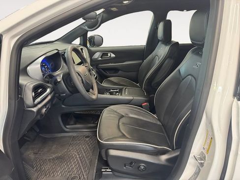 Used 2025 Chrysler Pacifica Limited AWD/4WD image 8