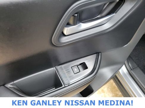 Used 2025 Nissan Rogue SV image 40