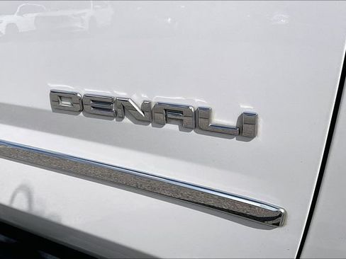Used 2019 GMC Yukon Denali w/ Enhanced Security Package AWD/4WD image 8