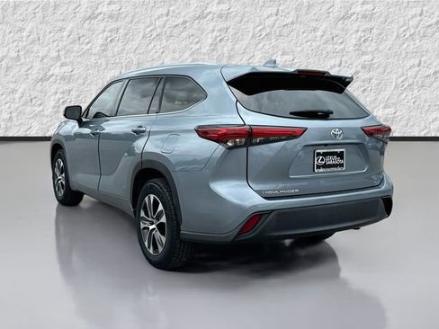 Used 2022 Toyota Highlander XLE FWD image 5