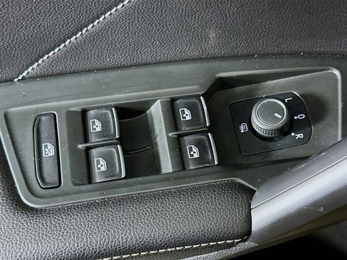 Used 2024 Volkswagen Tiguan SE image 15