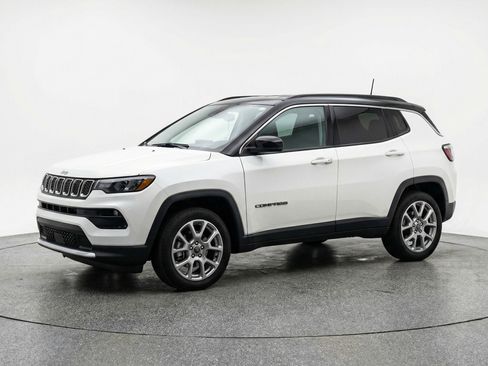 Used 2025 Jeep Compass Limited image 3