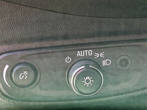 Used 2021 Chevrolet Equinox LS w/ LS Convenience Package image 10