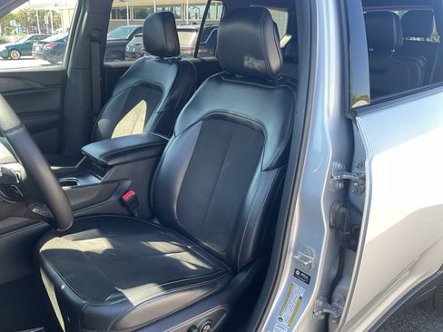 Used 2024 Jeep Grand Cherokee L Laredo AWD/4WD image 18
