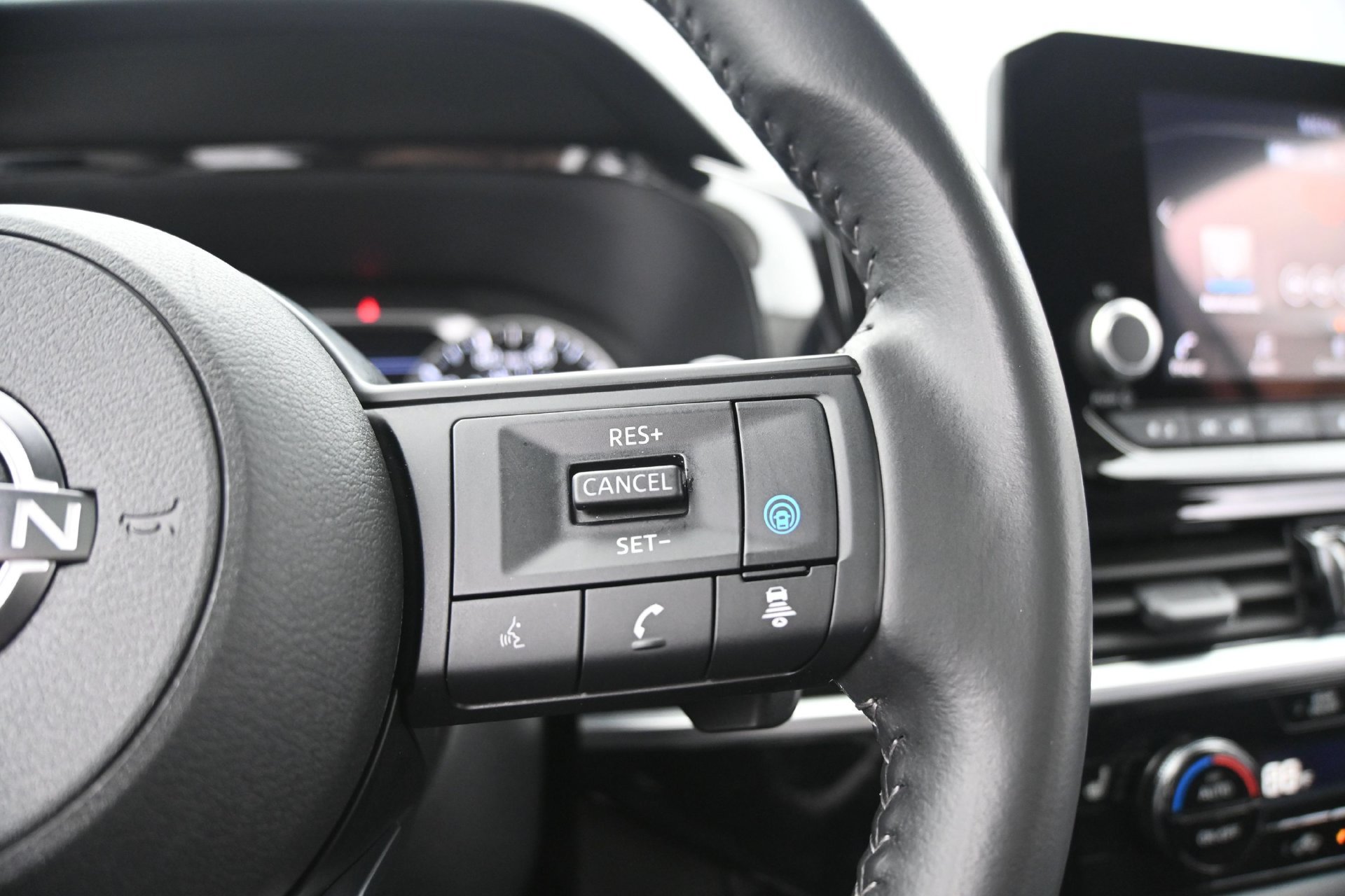 Used 2025 Nissan Pathfinder SV w/ SV Premium Package AWD/4WD image 25