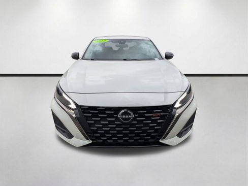 Used 2024 Nissan Altima 2.5 SR w/ SR Premium Package FWD image 3