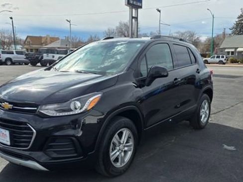 Used 2022 Chevrolet Trax LT w/ LT Convenience Package image 3