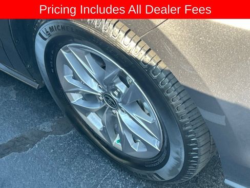 Used 2023 Toyota Sienna XLE w/ XLE Plus Package FWD image 2