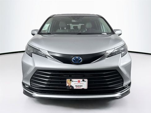 Certified 2025 Toyota Sienna XLE FWD image 9