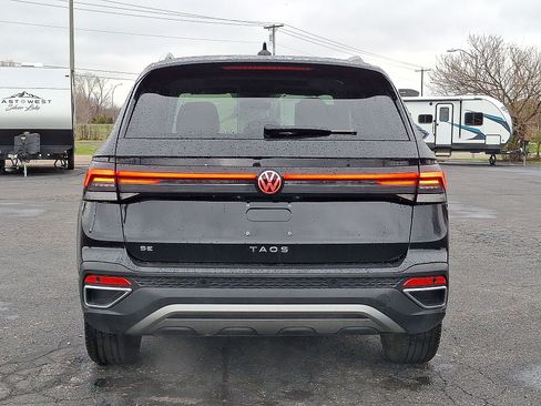 Used 2025 Volkswagen Taos SE FWD image 23