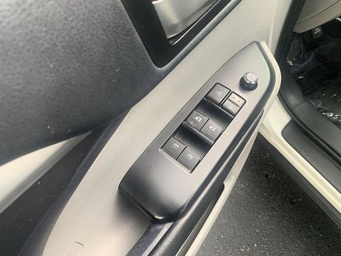 Used 2019 Toyota Highlander XLE FWD image 10