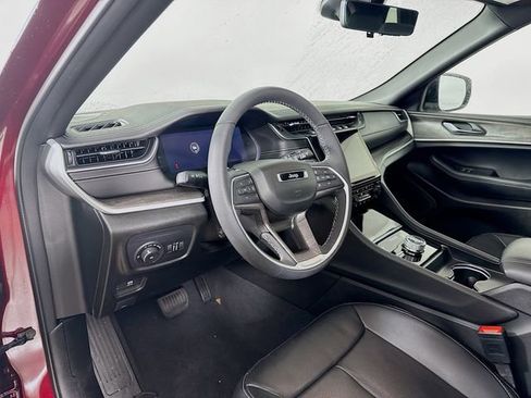 Used 2024 Jeep Grand Cherokee Limited w/ Luxury Tech Group II image 9