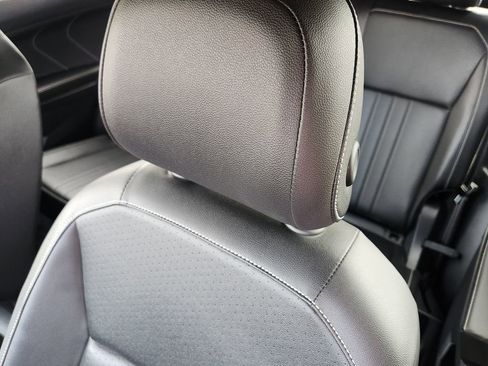 Used 2022 Volkswagen Tiguan SE R-Line image 5