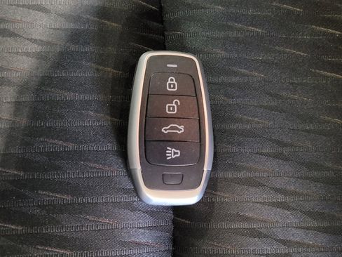 Used 2019 Nissan Rogue SV image 32