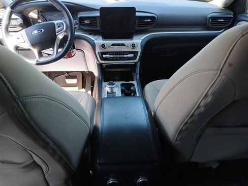 Used 2021 Ford Explorer XLT image 9