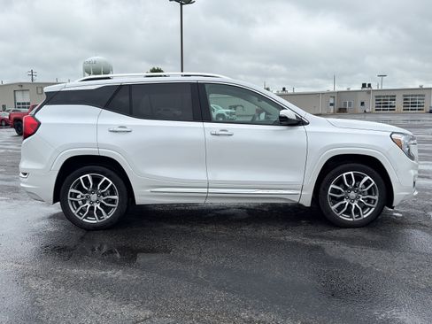 Used 2024 GMC Terrain Denali w/ Denali Premium Package AWD/4WD image 2