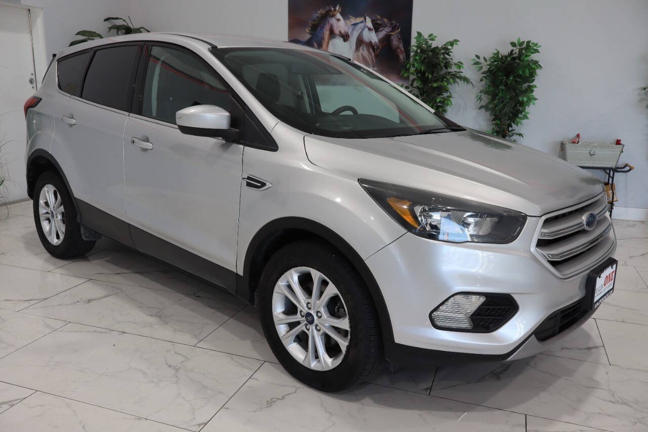 Used 2019 Ford Escape SE FWD image 1