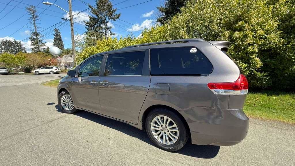 Used 2011 Toyota Sienna XLE w/ Premium Pkg FWD image 5