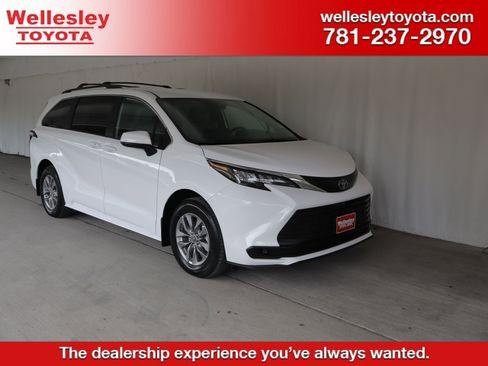 Used 2025 Toyota Sienna LE AWD/4WD image 1