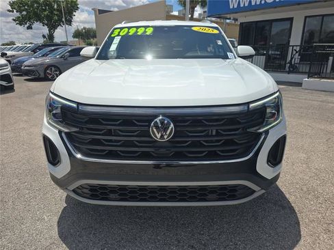 Used 2025 Volkswagen Atlas Cross Sport SE FWD image 2