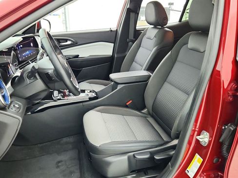 Used 2025 Chevrolet Trax LT w/ LT Convenience Package FWD image 26