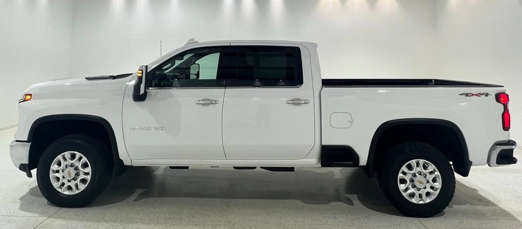 Used 2024 Chevrolet Silverado 2500 LTZ AWD/4WD image 2