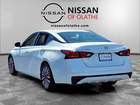 Used 2024 Nissan Altima 2.5 SV FWD image 3