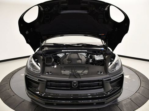 Certified 2026 Porsche Macan AWD/4WD image 13