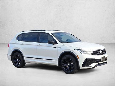 Used 2023 Volkswagen Tiguan SE R-Line image 3