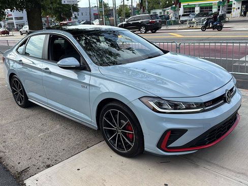 Used 2025 Volkswagen Jetta GLI Autobahn FWD image 8