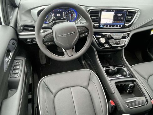 New 2026 Chrysler Pacifica Limited image 5