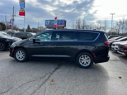 Used 2022 Chrysler Voyager LX image 6