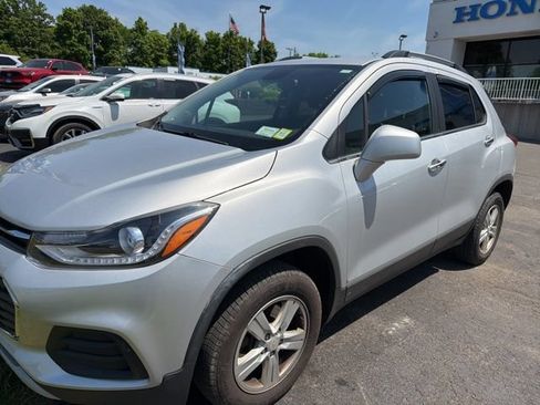 Used 2017 Chevrolet Trax LT w/ LT Convenience Package AWD/4WD image 4