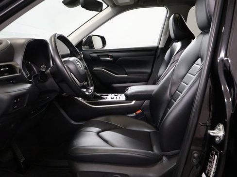 Used 2023 Toyota Highlander XLE AWD/4WD image 13