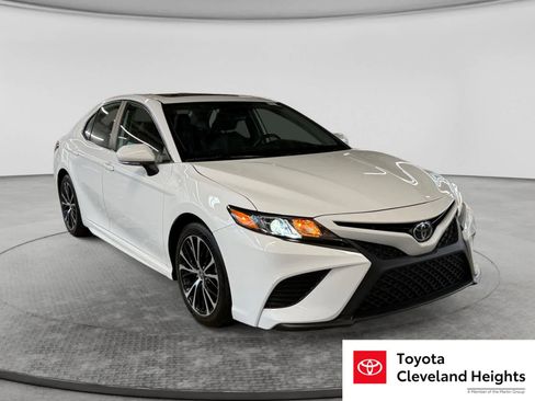 Used 2020 Toyota Camry SE w/ Convenience Package FWD image 3