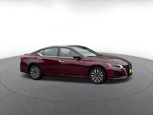 Used 2025 Nissan Altima 2.5 SV FWD image 2