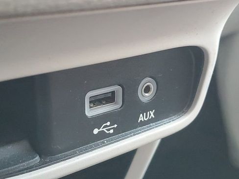 Used 2018 Chrysler Pacifica Limited image 32