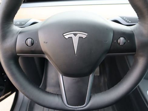 Used 2025 Tesla Model Y Long Range RWD image 9