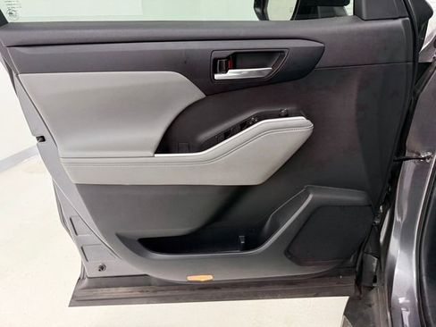 Used 2023 Toyota Highlander XLE image 16