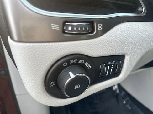 Used 2020 Jeep Cherokee Latitude Plus w/ Cold Weather Group AWD/4WD image 21