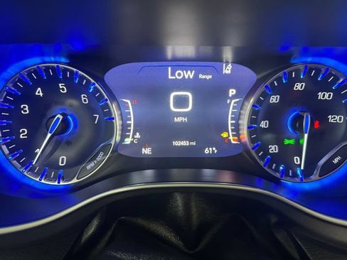 Used 2019 Chrysler Pacifica Limited w/ Tire & Wheel Group FWD image 2