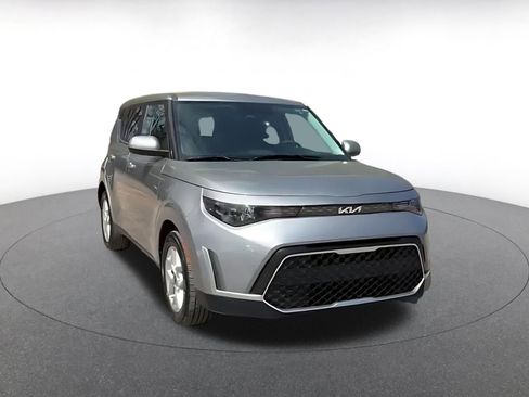 Used 2025 Kia Soul LX w/ LX Technology Package FWD image 3