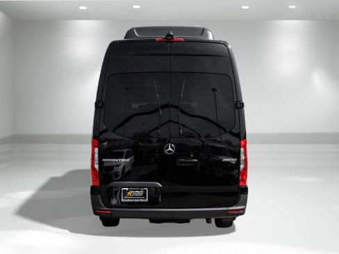 Used 2025 Mercedes-Benz Sprinter 2500 w/ Dashboard Charging Package image 7