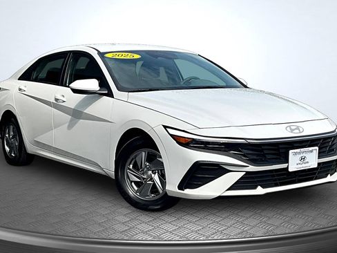 Used 2025 Hyundai Elantra SE FWD image 2
