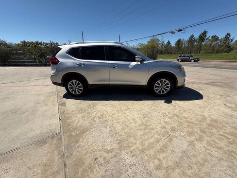 Used 2018 Nissan Rogue SV image 2