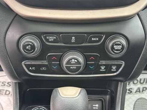 Used 2016 Jeep Cherokee Latitude w/ Comfort/Convenience Group image 18