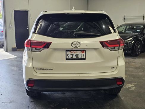 Used 2019 Toyota Highlander SE w/ Carpet Mat Package (TMS) FWD image 3